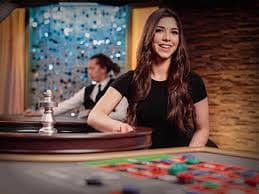 Permainan Capsa Banting dengan kartu dan chip di meja digital adat88